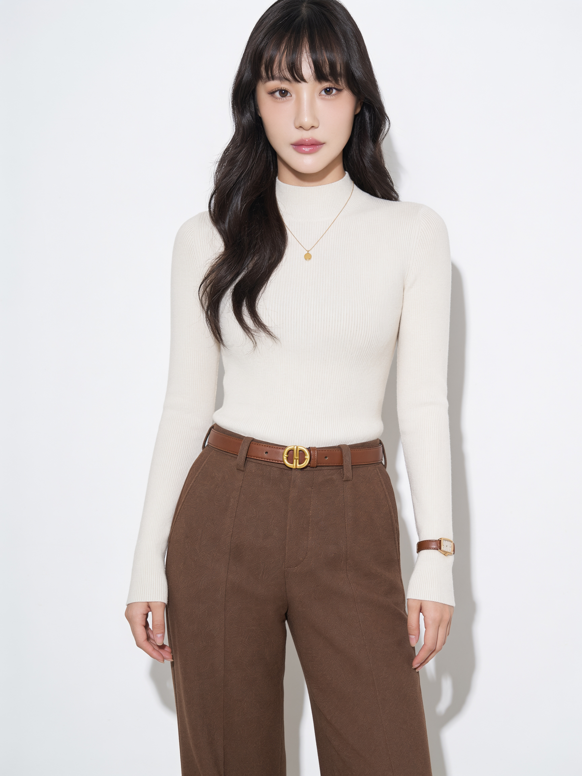 モックネックシームレスニット 白 正面全身