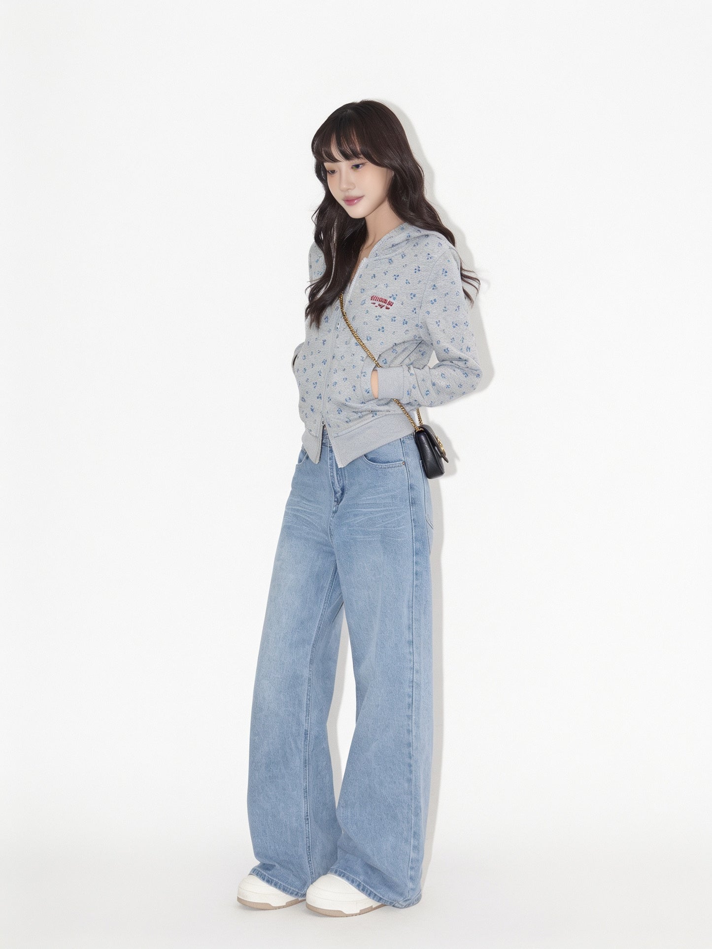 ライトウォッシュ ワイドデニム｜斜め（左）
