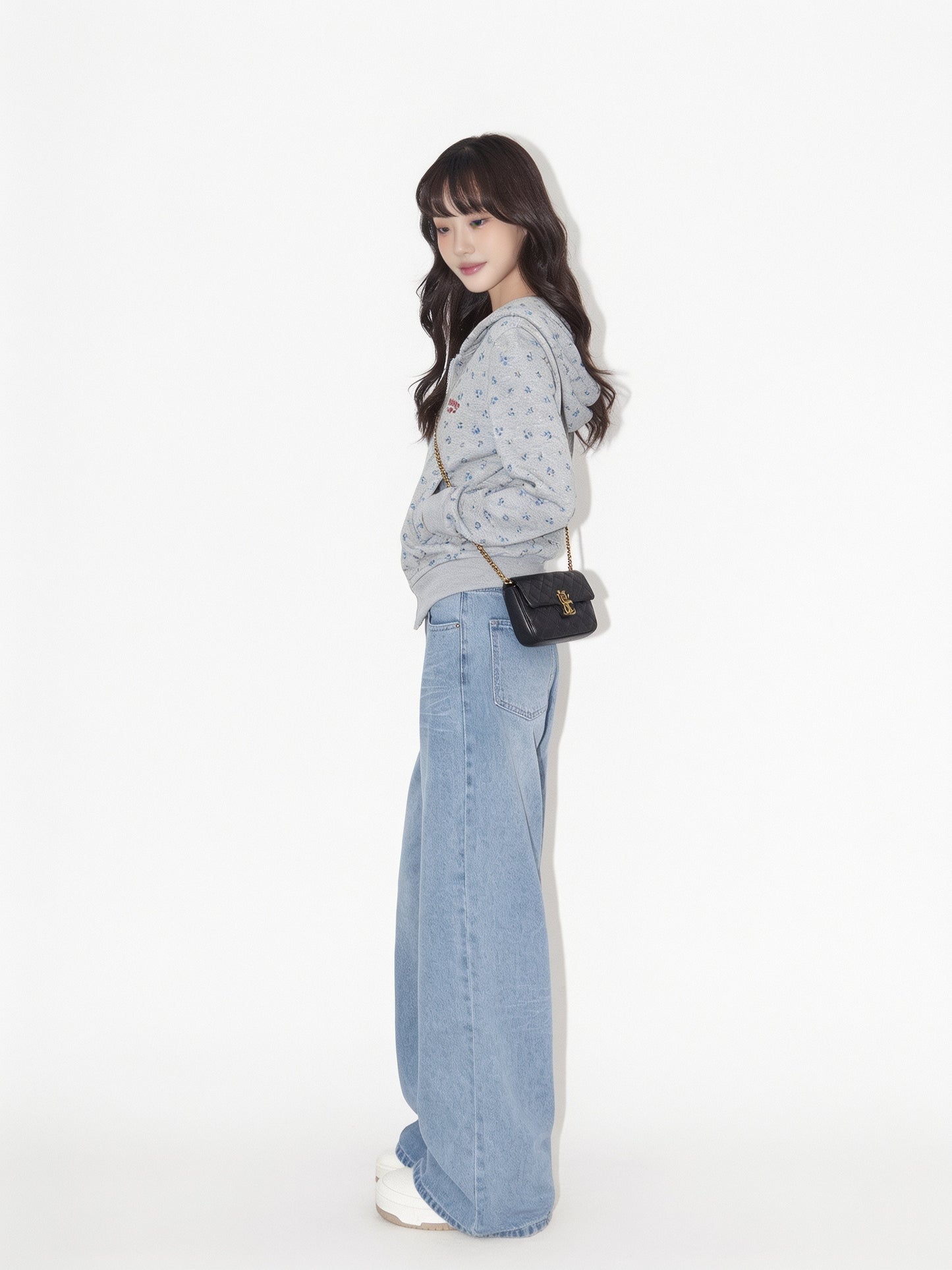 ライトウォッシュ ワイドデニム｜斜め（左）